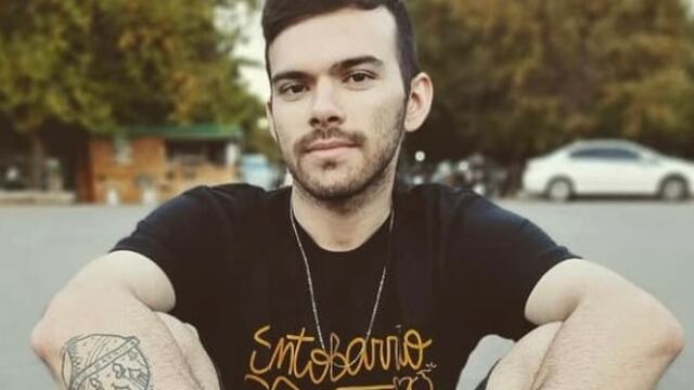 Él es Julián, el joven guaymallino detrás de SantoBarrio, el emprendimiento artesanal que exalta los valores comunitarios.