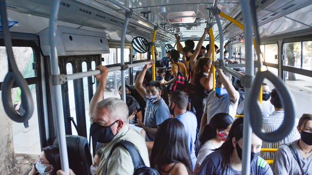 La aglomeración de gente, las ventanillas cerradas y la falta de barbijo son las normas que no se cumplen y más se quejan los pasajeros en los omnibus mendocinos.