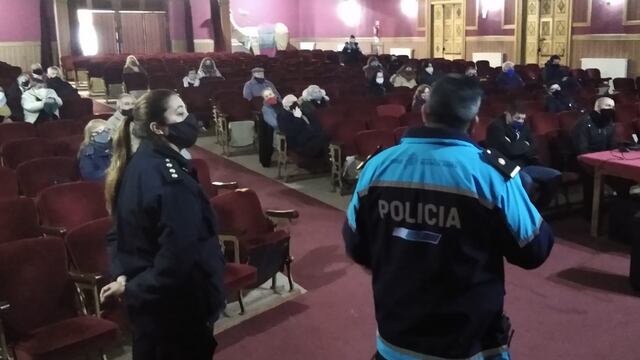Instructores de la Policía hicieron una exposición para los adultos mayores y evitar víctimas de estafas