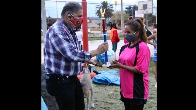 El intendente Jorge entregó el trofeo a la capitana del equipo "La Once".