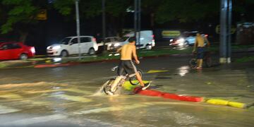 Las fuertes lluvias de ayer jueves en Córdoba. Un diluvio (La Voz).