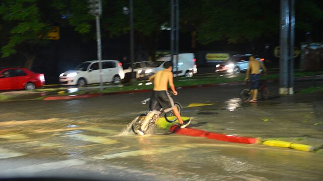 Las fuertes lluvias de ayer jueves en Córdoba. Un diluvio (La Voz).