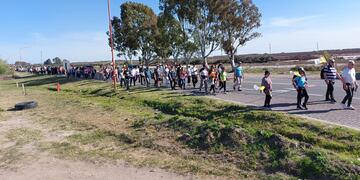 Cientos de fieles peregrinaron con fe desde Punta Alta a Villa Arias