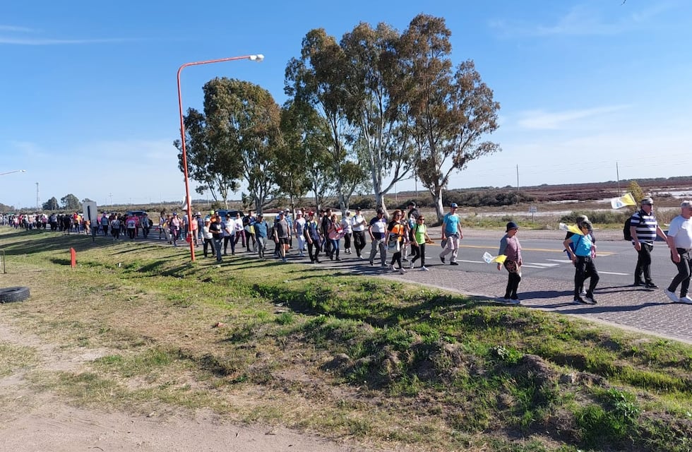 Cientos de fieles peregrinaron con fe desde Punta Alta a Villa Arias