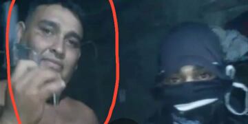 El detenido, a la izquierda. (Policía)