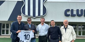 Un Matador en casa del Matador. Mario Kempes se llevó la camiseta de Talleres como obsequio (Prensa Talleres).