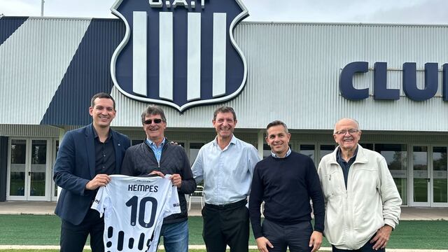 Un Matador en casa del Matador. Mario Kempes se llevó la camiseta de Talleres como obsequio (Prensa Talleres).