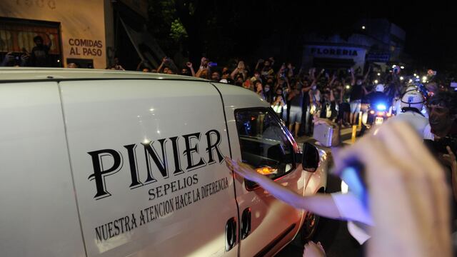 Miles de fanáticos esperaron la llegada del cuerpo de Diego Maradona para despedirlo en la sala velatoria donde lo preparaban para llevar a Casa Rosada.