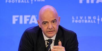 Infantino se mostró preocupado por lo sucedido en Indonesia. (AP)