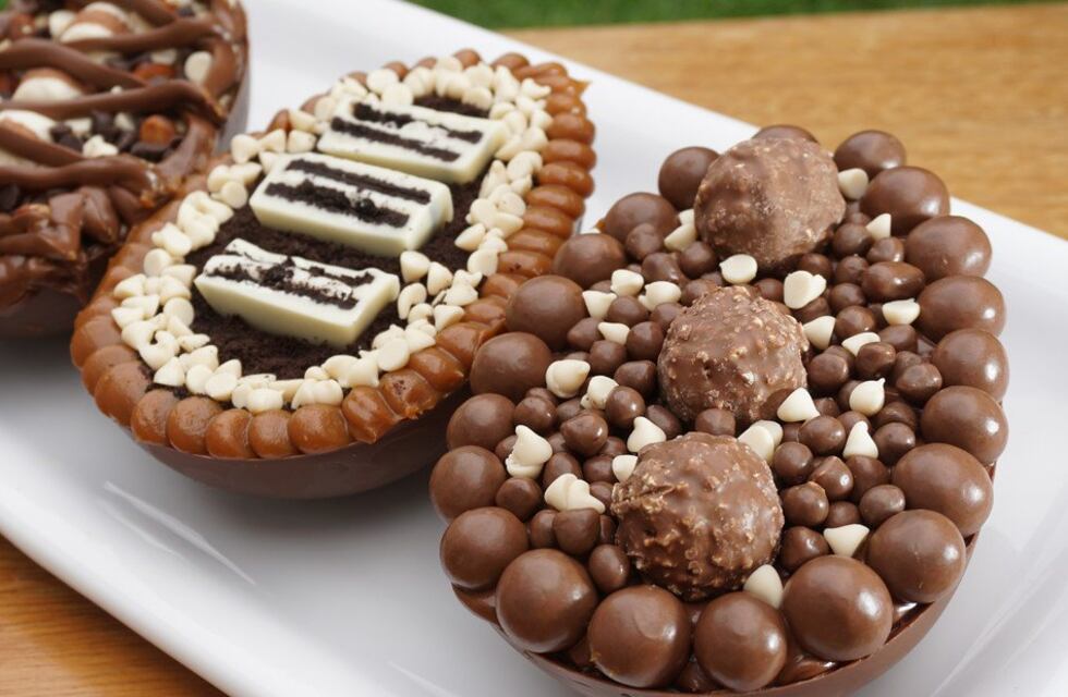 Cómo hacer los huevos de chocolate rellenos para Pascua