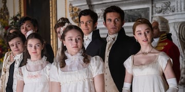 Bridgerton. (L to R) Will Tilston as Gregory Bridgerton, Florence Emilia Hunt as Hyacinth Bridgerton, Ruby Stokes as Francesca Bridgerton, Luke Thompson as Benedict Bridgerton, Jonathan Bailey as Anthony Bridgerton, Phoebe Dyvenor as Daphne Basset in episode 201 of Bridgerton. Cr. Liam Daniel/Netflix © 2022