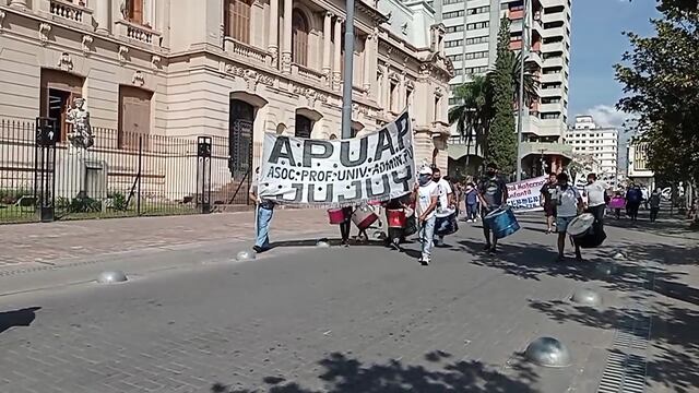 La protesta de APUAP pasó por la Casa de Gobierno.