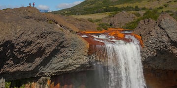Denunciaron a dos turistas por pararse al borde de la cascada del Salto del Agrio.