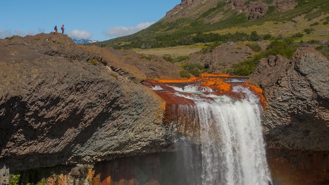 Denunciaron a dos turistas por pararse al borde de la cascada del Salto del Agrio.