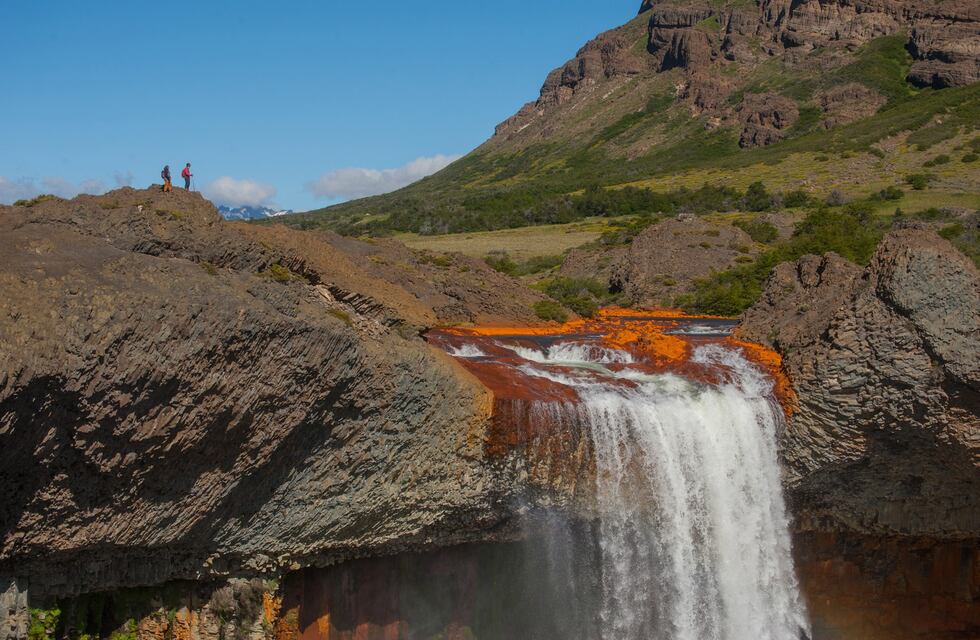 Insólito video: unos turistas se tomaron una peligrosa selfie arriba del Salto del Agrio