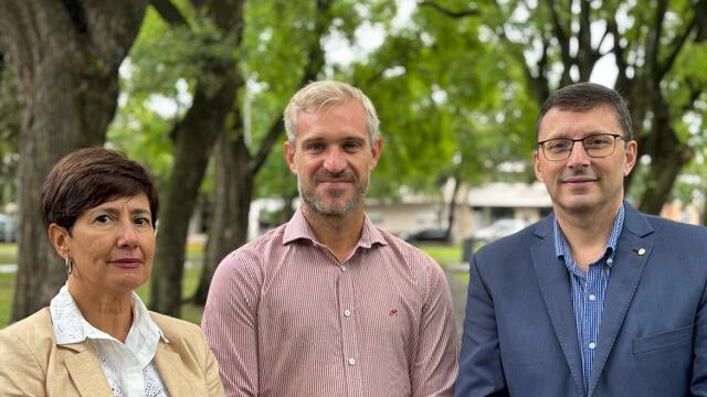 Lisandro Mársico y María Delia Marengo, con el biotecnólogo Alejandro Barbarini