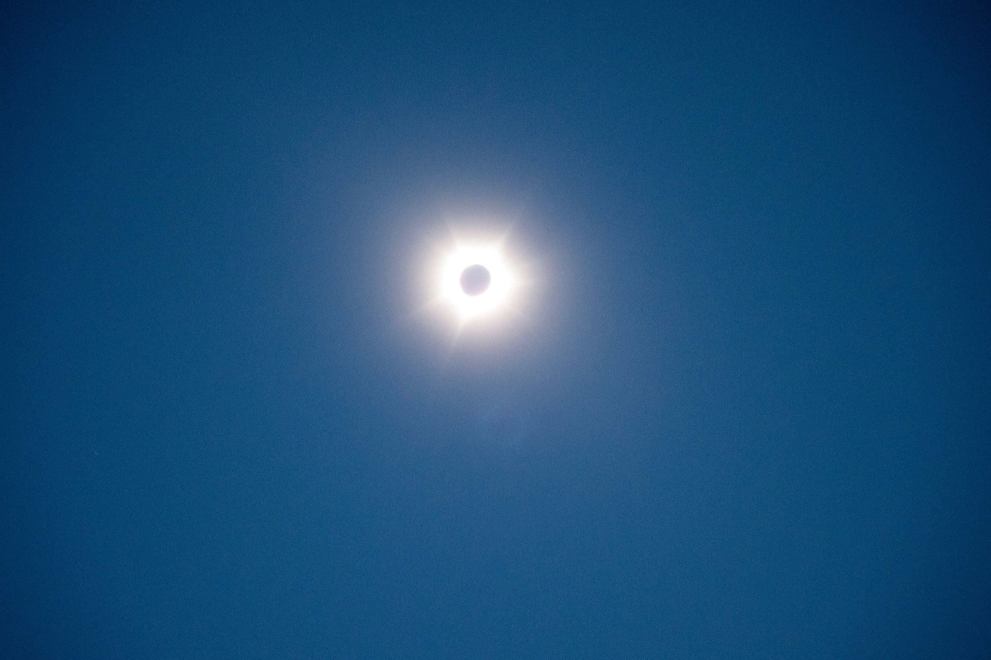 El Sol y la Luna son fotografiados cerca de Exmouth, Australia, durante un eclipse solar el jueves 20 de abril de 2023. Bajo un cielo despejado, unos 20.000 cazadores de eclipses asistieron a un inusual eclipse solar que sumió parte de la costa noroeste de Australia en una breve oscuridad en pleno día y hizo bajar las temperaturas. (Aaron Bunch/AAP Image via AP)