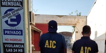 Agentes de la AIC en la cochera en donde estaban los autos