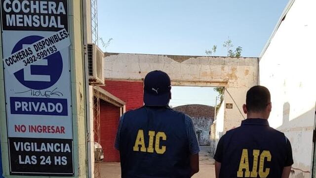 Agentes de la AIC en la cochera en donde estaban los autos