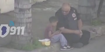 Un efectivo compartió un momento de Pascuas con una familia en situación de calle.