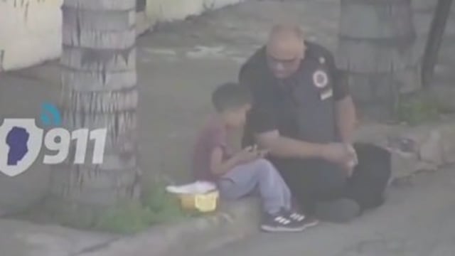 Un efectivo compartió un momento de Pascuas con una familia en situación de calle.