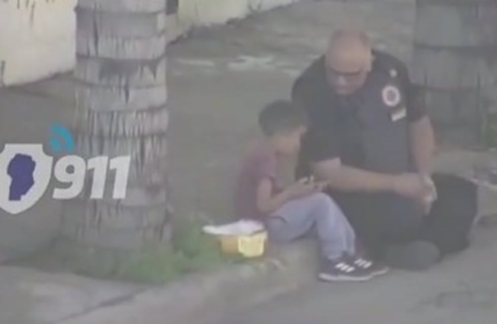 Conmovedor: un policía de Córdoba compartió Pascuas con una familia que vive en la calle