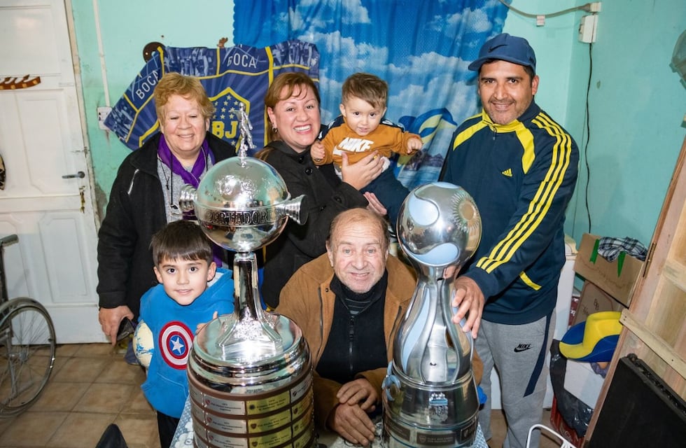 El gesto de Juan Román Riquelme: le regaló una camiseta autografiada al jubilado estafado en La Rioja