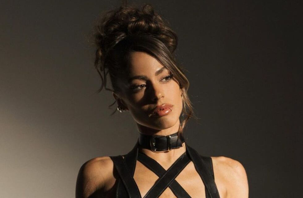 Tini Stoessel marca tendencia en Madrid con un look ‘total denim’ de campera y pantalón oversize