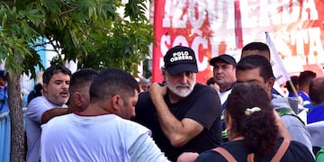 Organizaciones sociales marchan por el centro de la ciudad de Córdoba. Eduardo Belliboni del Partido Obrero presente. (Ramiro Pereyra / La Voz)