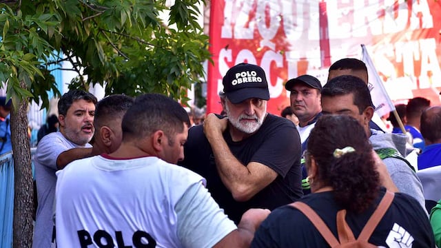 Organizaciones sociales marchan por el centro de la ciudad de Córdoba.