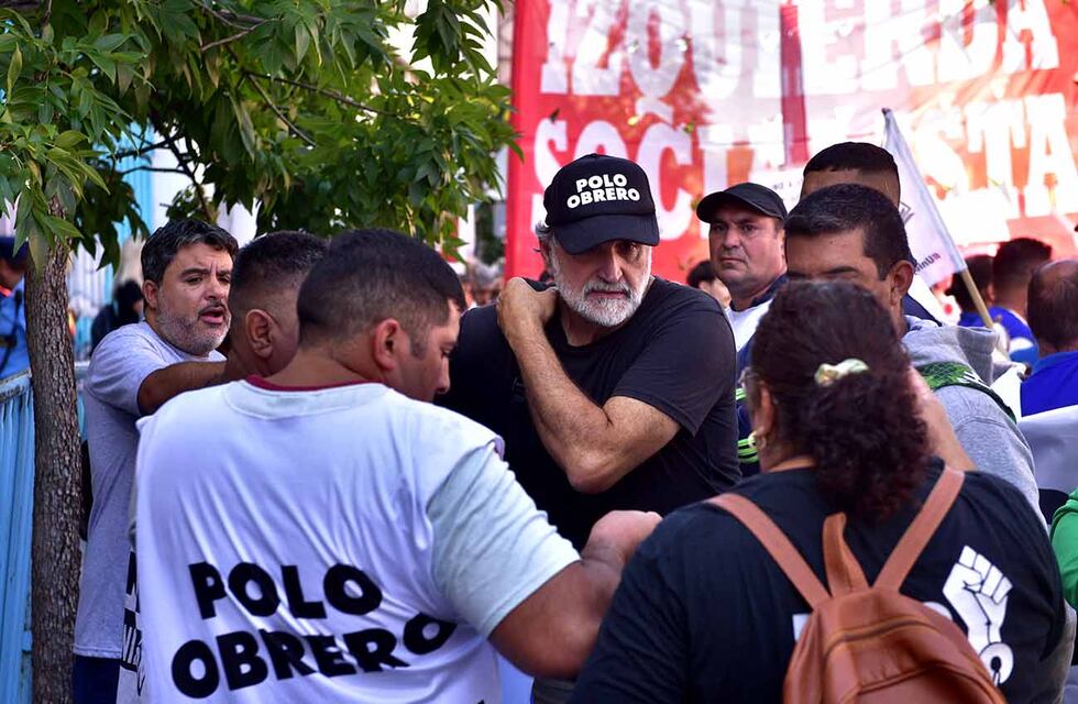 Movimientos sociales se instalan frente al ministerio de Economía: reclaman alimentos para los comedores