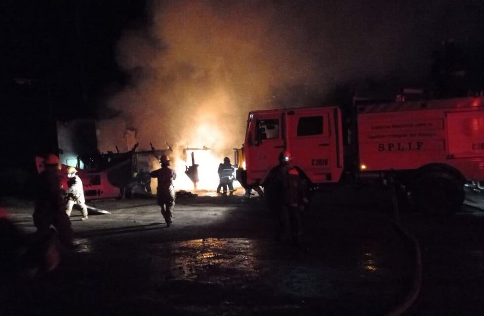 Los que incendiaron el depósito de Vialidad en Bariloche dejaron una amenaza mapuche