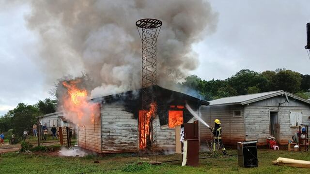 Aristóbulo del Valle: buscan a un joven acusado de incendiar la casa de su ex pareja y amenazarla de muerte.