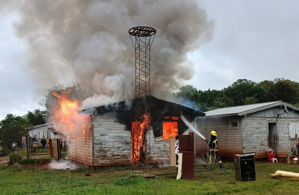 Aristóbulo del Valle: buscan a un joven acusado de incendiar la casa de su ex pareja y amenazarla de muerte
