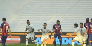 Enzo Díaz ya anotó su gol ante San Lorenzo y lo grita todo Talleres (Foto: Javier Ferreyra).
