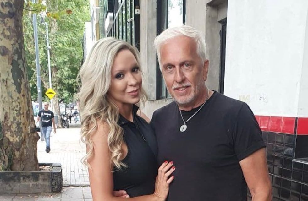 Totalmente desnudos y sin censura: las fotos de Andrés Nara y su esposa para una campaña chilena