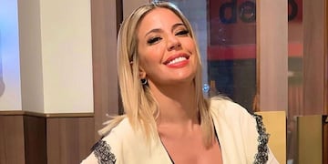 Virginia Gallardo se mostró con un top brillante y un arnes de cuero: “HOLA SEX”