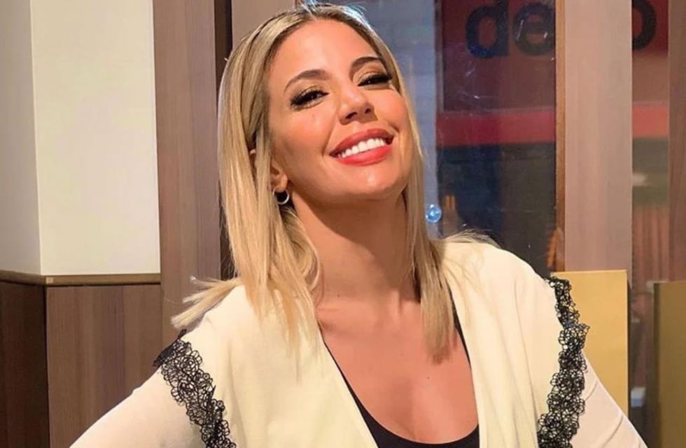 Virginia Gallardo se mostró con un top brillante y un arnes de cuero: “HOLA SEX”