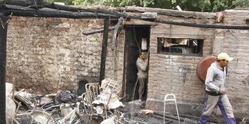 Los hijos de Miguel y Ema, tras el incendio en la casa del jubilado.