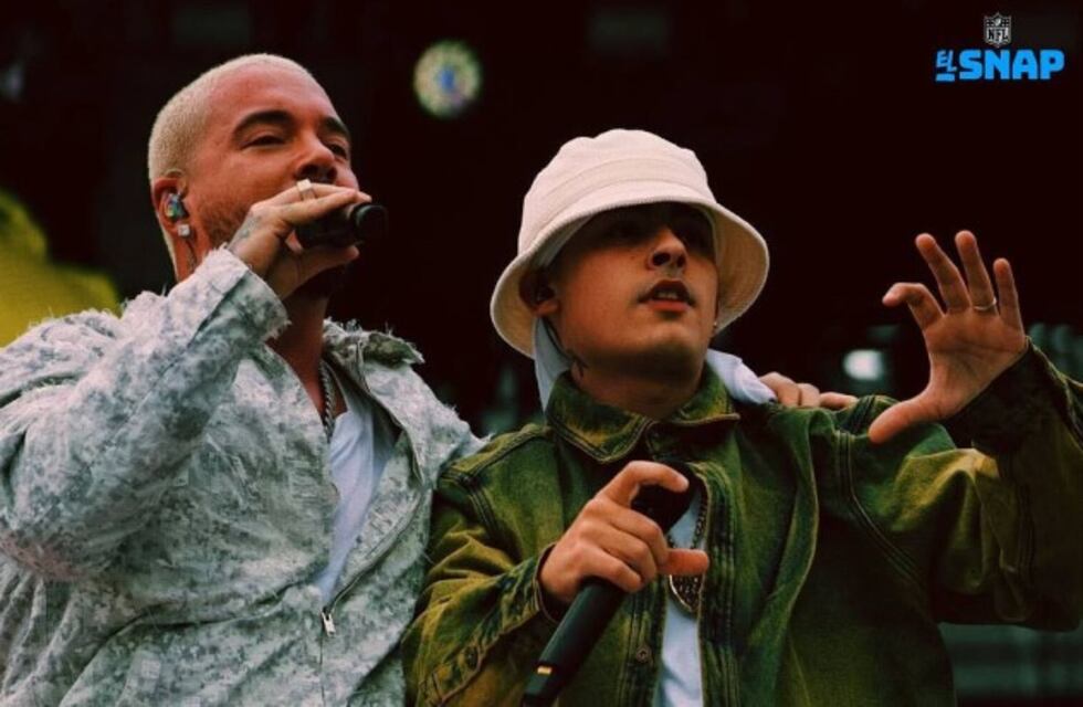 Trueno y J Balvin cantaron en vivo “Un Paso” durante el kickoff de NFL en Los Ángeles