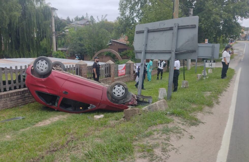 Vuelco de un auto en Villa Carlos Paz sin heridos de gravedad