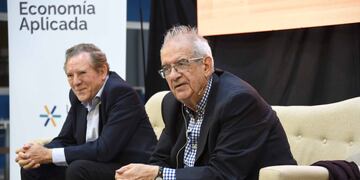 El Dr. Juan Carlos Torre junto al moderador de la charla, Dr. Calos Beltrán.