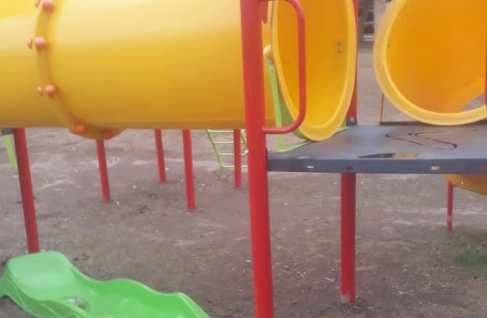 Vandalismo en Playas de Oro: destrozaron juegos y luminarias de la Plaza Pucará