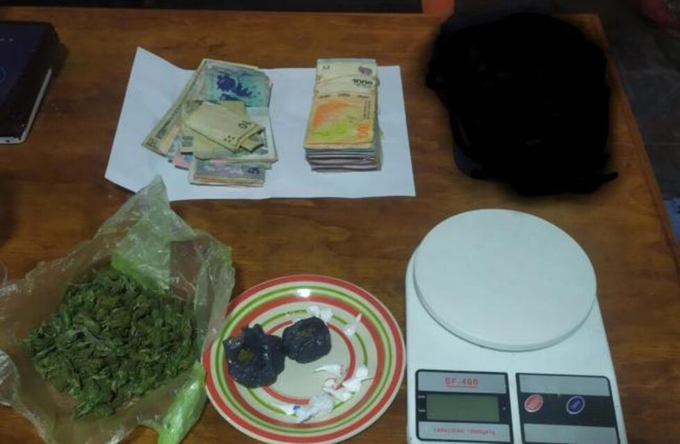 En una serie de allanamientos, secuestraron 53 “bagullos” de marihuana, 20 “bochas” de cocaína, $86 mil y 9 dólares