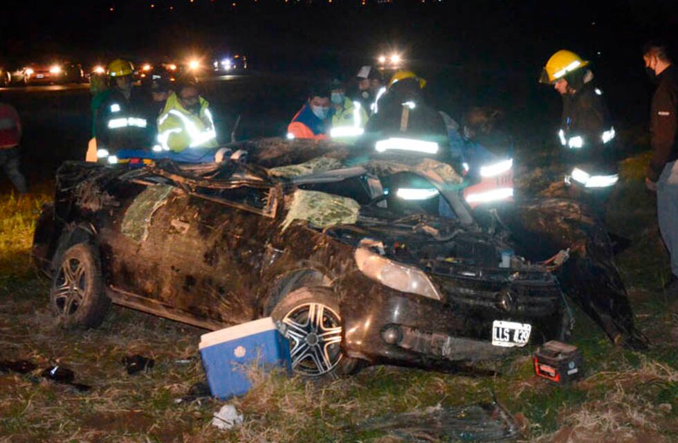 Una pareja con una bebé resultaron lesionados luego de un vuelco cerca de Santa Rosa