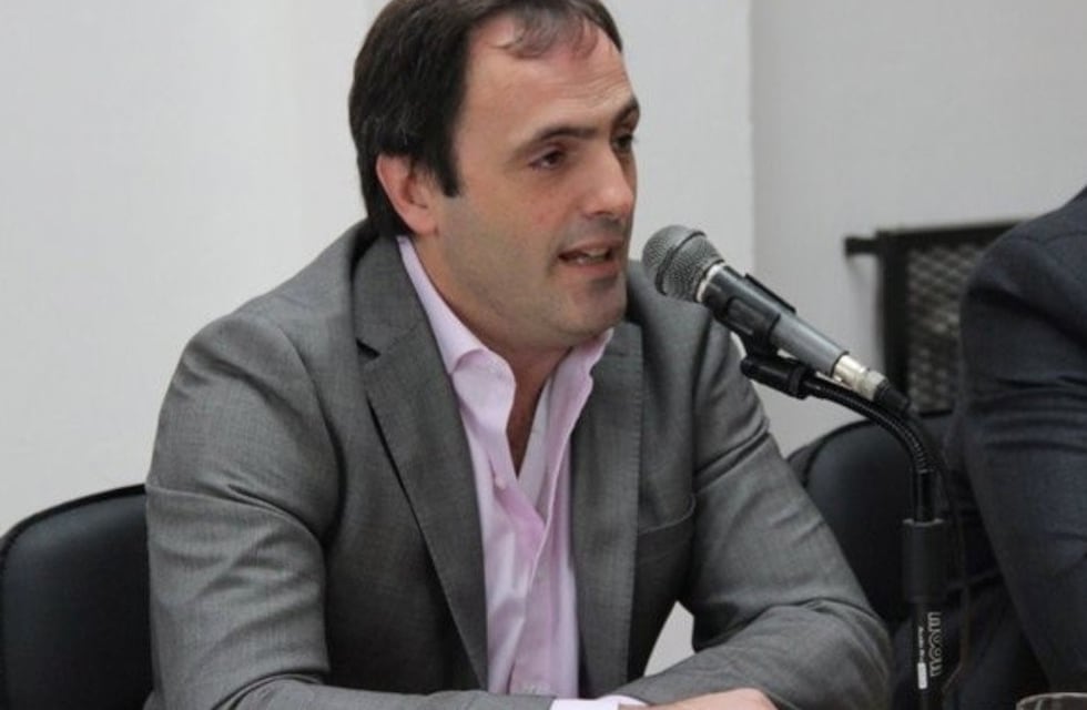 Denuncian al intendente de Maipú: viajó a Estados Unidos de vacaciones y no cumplió el aislamiento