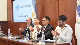 El diputado Omar Gutiérrez presidió el acto en memoria del Dr. Hernán Miranda, acompañado por el director de la Escuela Superior de Salud de la UNJu, Gustavo Macías, y familiares el recordado profesional.