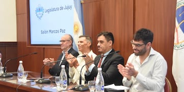 El diputado Omar Gutiérrez presidió el acto en memoria del Dr. Hernán Miranda, acompañado por el director de la Escuela Superior de Salud de la UNJu, Gustavo Macías, y familiares el recordado profesional.