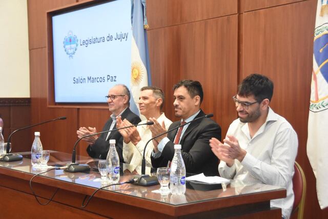 El diputado Omar Gutiérrez presidió el acto en memoria del Dr. Hernán Miranda, acompañado por el director de la Escuela Superior de Salud de la UNJu, Gustavo Macías, y familiares el recordado profesional.