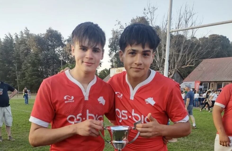 Ezequiel Colombo y Benjamín Sueldo de Arroyito lograron la Copa de Plata con los Doguitos Desarrollo Categoria M1